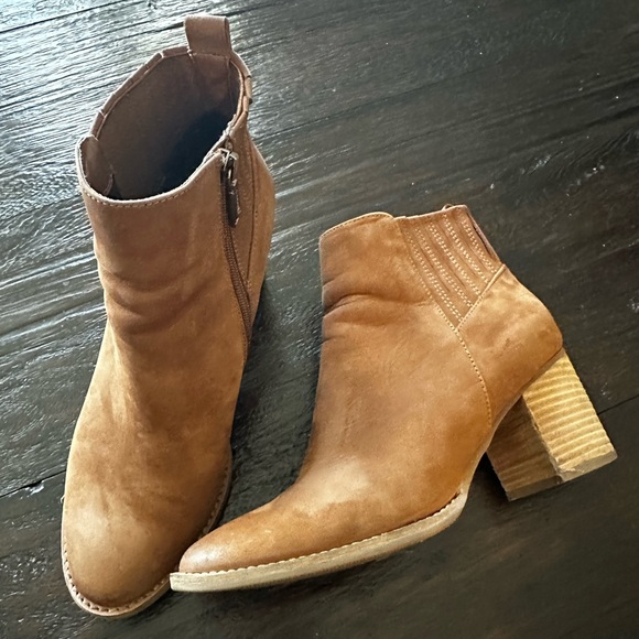 Blondo NOA waterproof suede boots. Color is camel suede. Size 10 - Picture 5 of 11